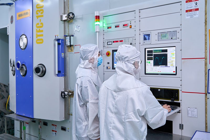 激埃特員工在車(chē)間進(jìn)行鍍膜 激埃特員工在車(chē)間進(jìn)行鍍膜