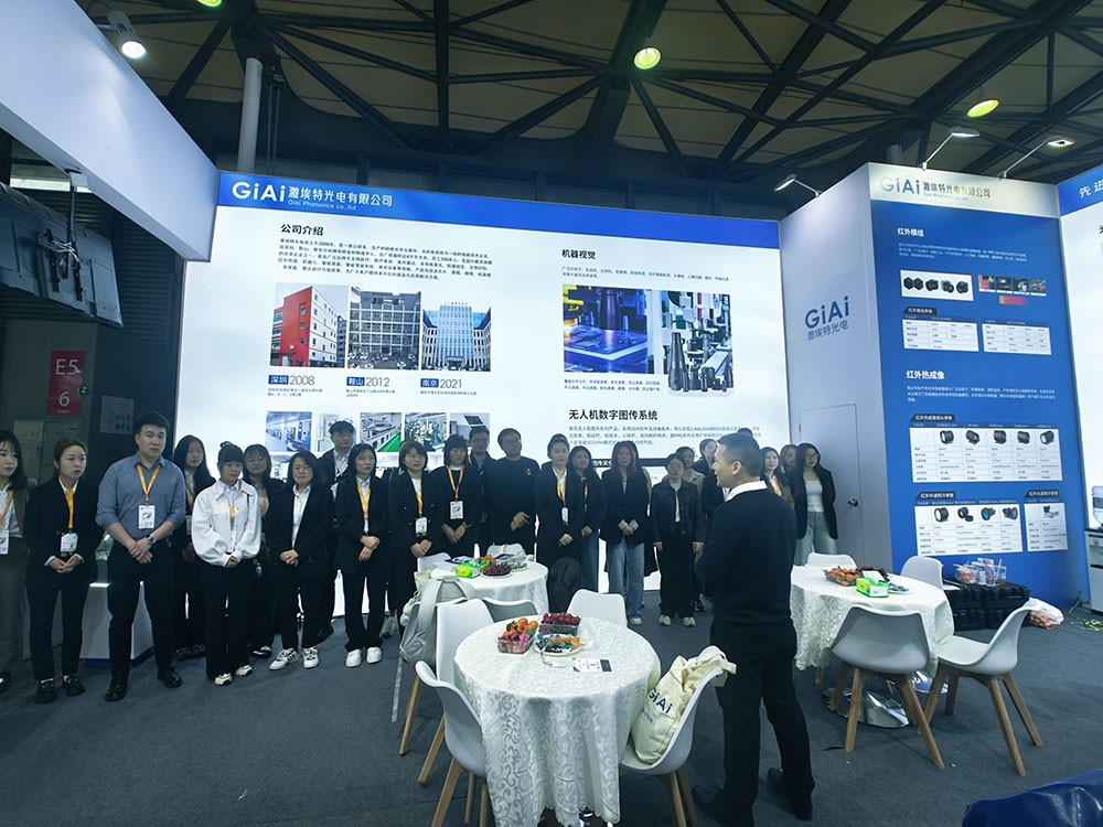 濾光片 現(xiàn)場激埃特領(lǐng)導為員工規(guī)劃工廠行程