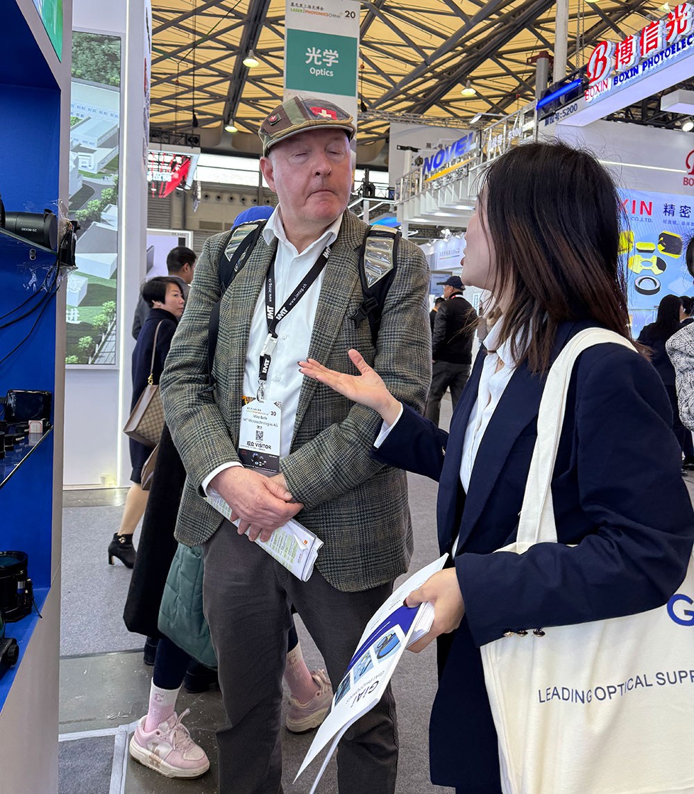 濾光片 激埃特現(xiàn)場工作人員為參觀者講解