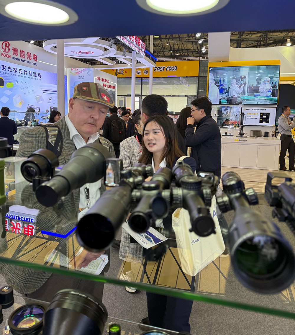 濾光片 激埃特現(xiàn)場工作人員為參觀者講解3